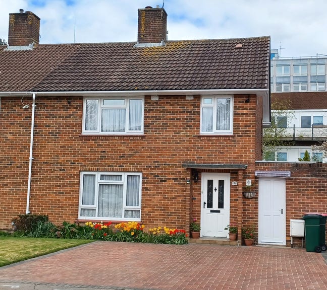 Large Double Bedrooms in Well‑Kept Home  Main Photo