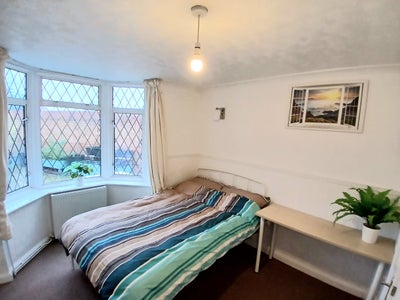 En-suite Double Room Langley Slough Main Photo