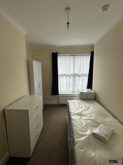 Single fresh room, close to town, clean and quiet Main Photo