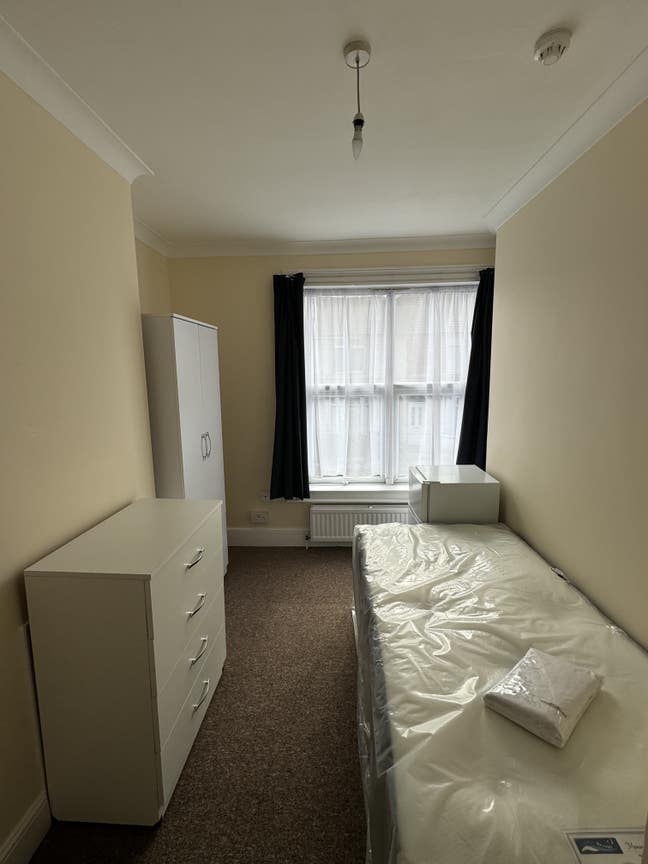 Single fresh room, close to town, clean and quiet Main Photo