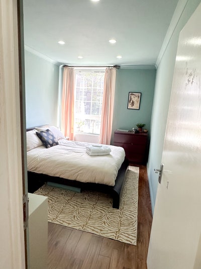 Bright Colourful Room in London Bridge  Main Photo