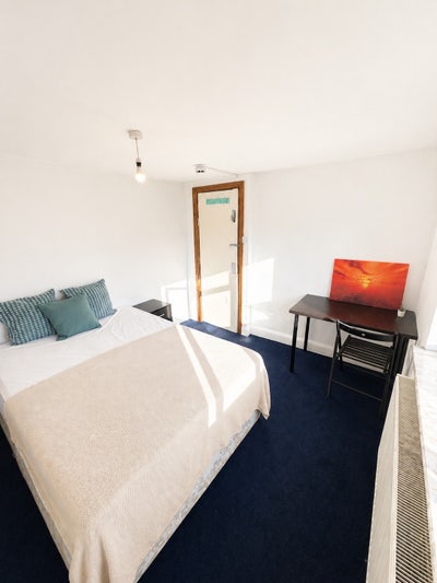 1Min to Neasden Shopping Center, Spacious Double Main Photo