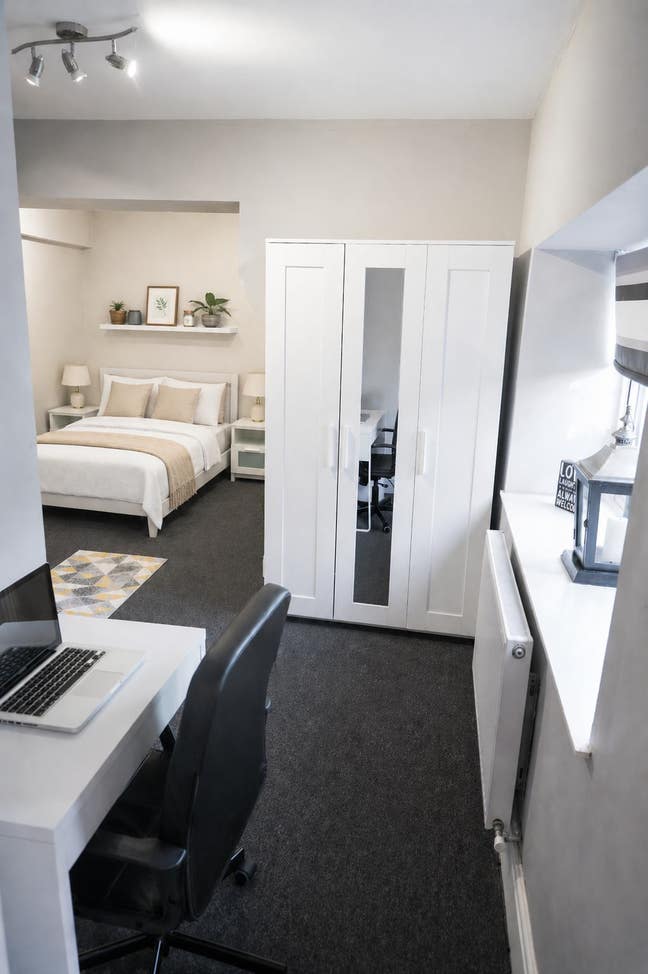 Large modern room in 'Friends' style home Main Photo