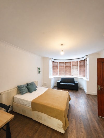 Massive Double Room in Front of Gladstone Park Main Photo