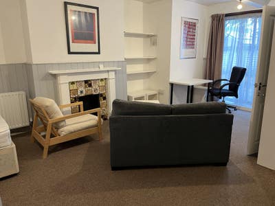 Far Headingley en suite large room off st parking  Main Photo