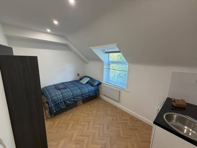 DSS-  Studio Flat Available in Caterham CR3 Main Photo