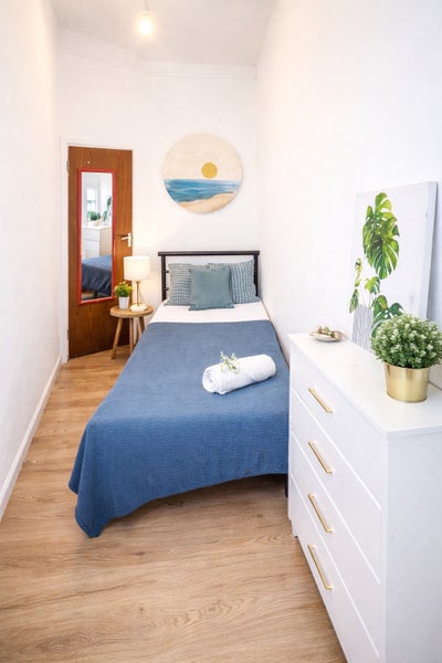 Zone 2, Single Room 5’  Walking to the Station Main Photo