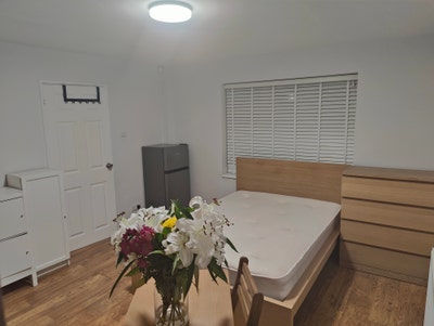 Large Double | 2 People in 3 Bed House Main Photo