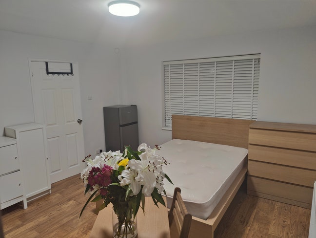 Large Double | 2 People in 3 Bed House Main Photo