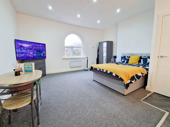 Modern Self Contained Studio - Bills Inc. Main Photo