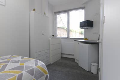 Stunning En-suite Single &pound;525 next to Sainsbury's Main Photo