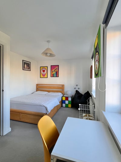 Double bedroom for one person very close to train Main Photo