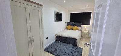 Double room in a fully refurbished 4-bedroom house Main Photo