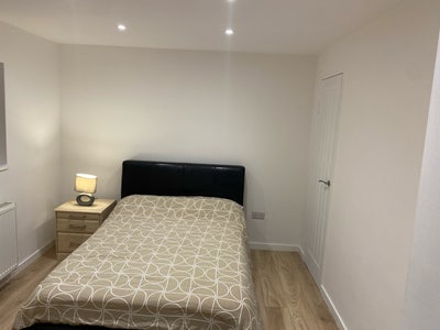 Double Room Newly Renovated - Gatwick Easy Access Main Photo