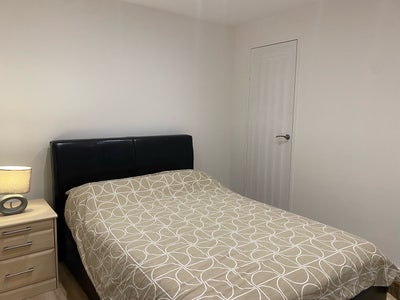 Double Room Newly Renovated - Gatwick Easy Access Main Photo
