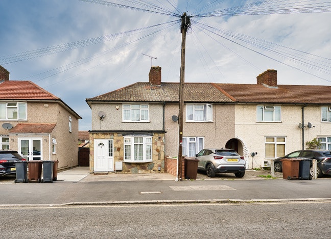 Beautiful 3 Bed House 10 Min to Station in RM9 Main Photo