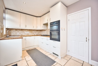 Beautiful 3 Bed House 10 Min to Station in RM9 Main Photo