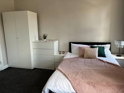 En suite room  in a professional house share  Main Photo