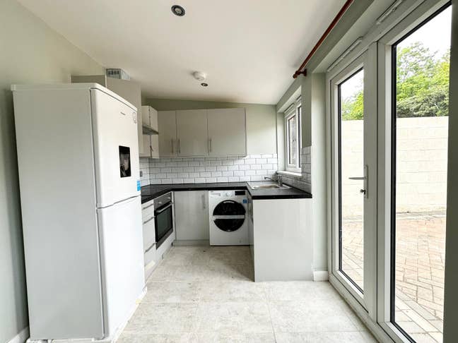 3 Rooms Available inc Ensuite | Near Station 🏡 Main Photo