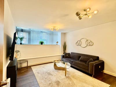 * Modern, Luxury 2 BED apartment with Parking* Main Photo