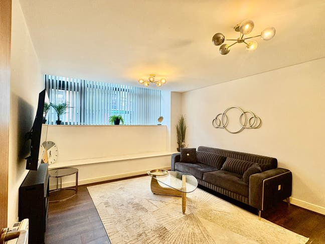 * Modern, Luxury 2 BED apartment with Parking* Main Photo