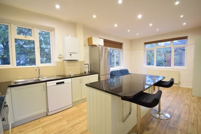 Double in Modern Flat – Fast Commute all Included  Main Photo