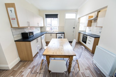 Spacious 4 bed house on Headingley Avenue Main Photo