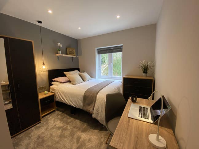 Modern ensuite room with parking Main Photo