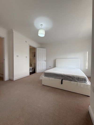 En-Suite Double - Bills Inc, Guildford Main Photo