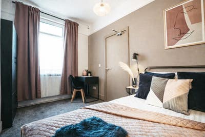 Modern Double Room in Central Location! Main Photo