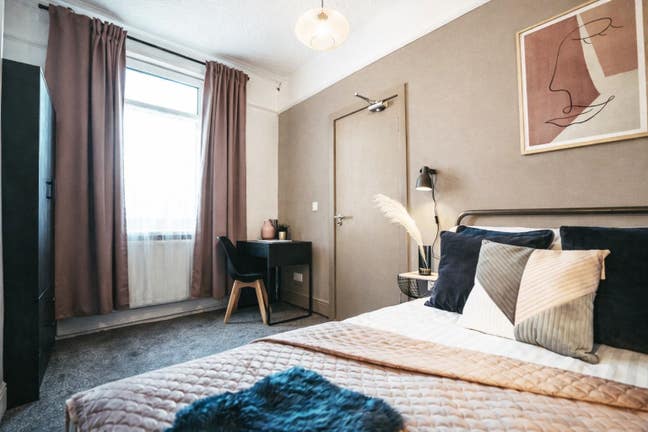 Modern Double Room in Central Location! Main Photo