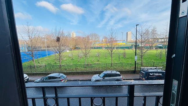 Stylish E3 Apartment – En-Suite, Balcony & Parking Main Photo