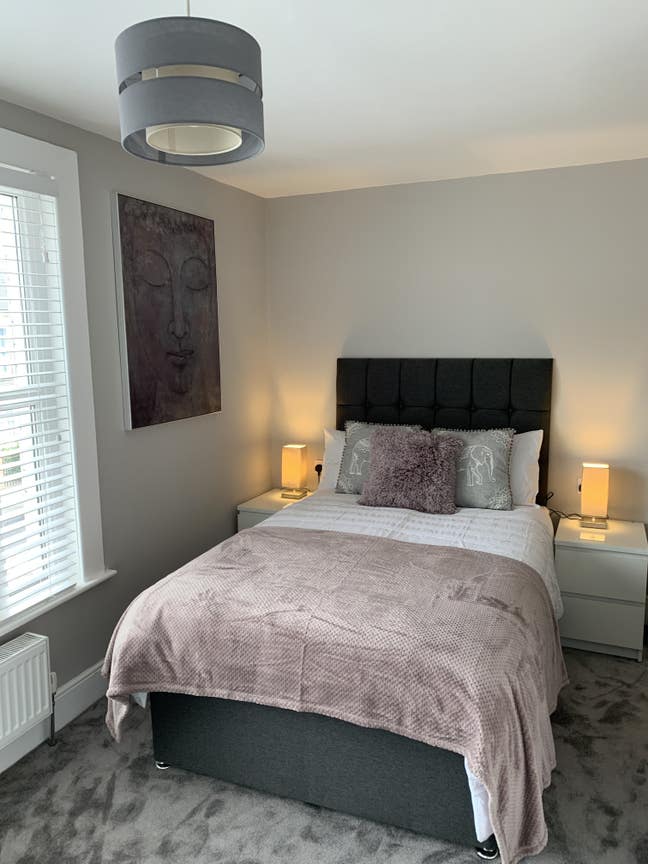 Double en-Suite room, close to town and hospital. Main Photo