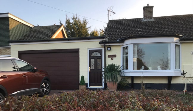 Flat in large bungalow - private entrance Main Photo