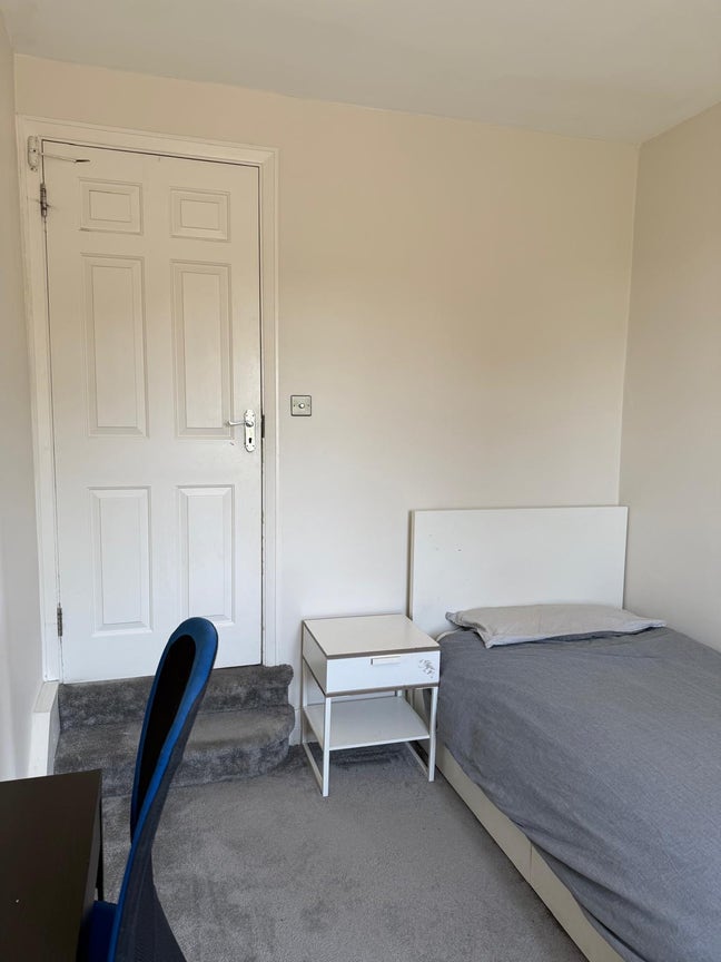 Large bright single room available Golders Green  Main Photo