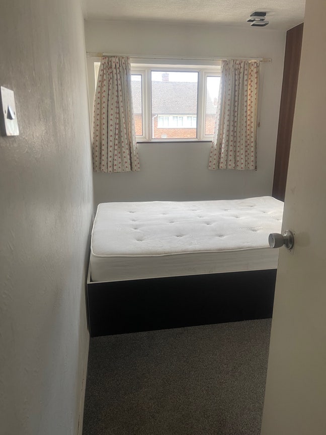 Double room to rent in langley Main Photo
