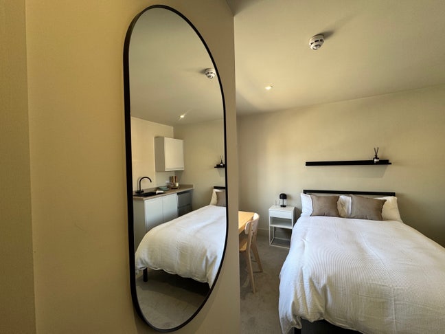 Luxury En-Suite Room | Professionals | Parking Main Photo