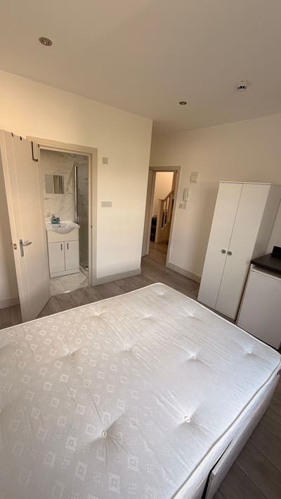 Self contained, En-suite Double rooms at 0 deposit Main Photo