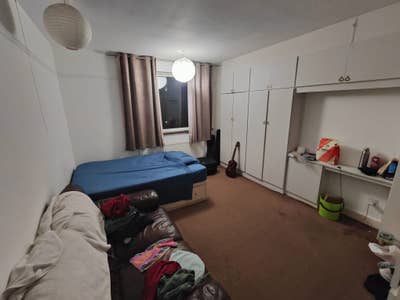 Huge Room Close to Metropolitan Line - No Deposit! Main Photo
