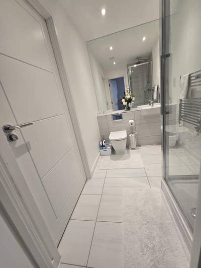 Ensuite Room  Easy Access to Hospitals & Heathrow Main Photo