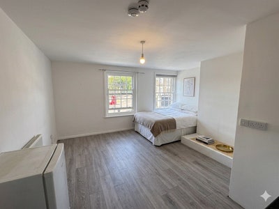 Studio Flat to rent- Edgware (HA8) Main Photo