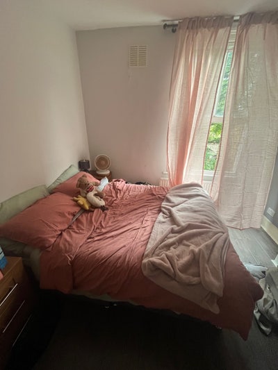 Spacious room in 5 bed house available  Main Photo