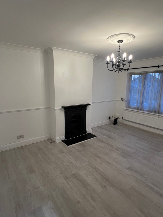 Well Presented 2 Bed Flat with Garden & Parking Main Photo
