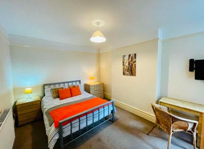 Bills included - Near train station - Large double Main Photo