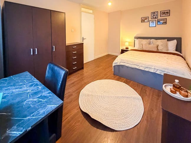 Double room in LEWISHAM nearby Station !  Main Photo