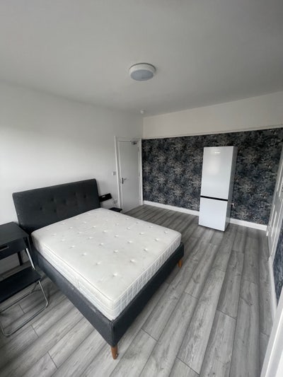 “Large studio for rent “ Main Photo