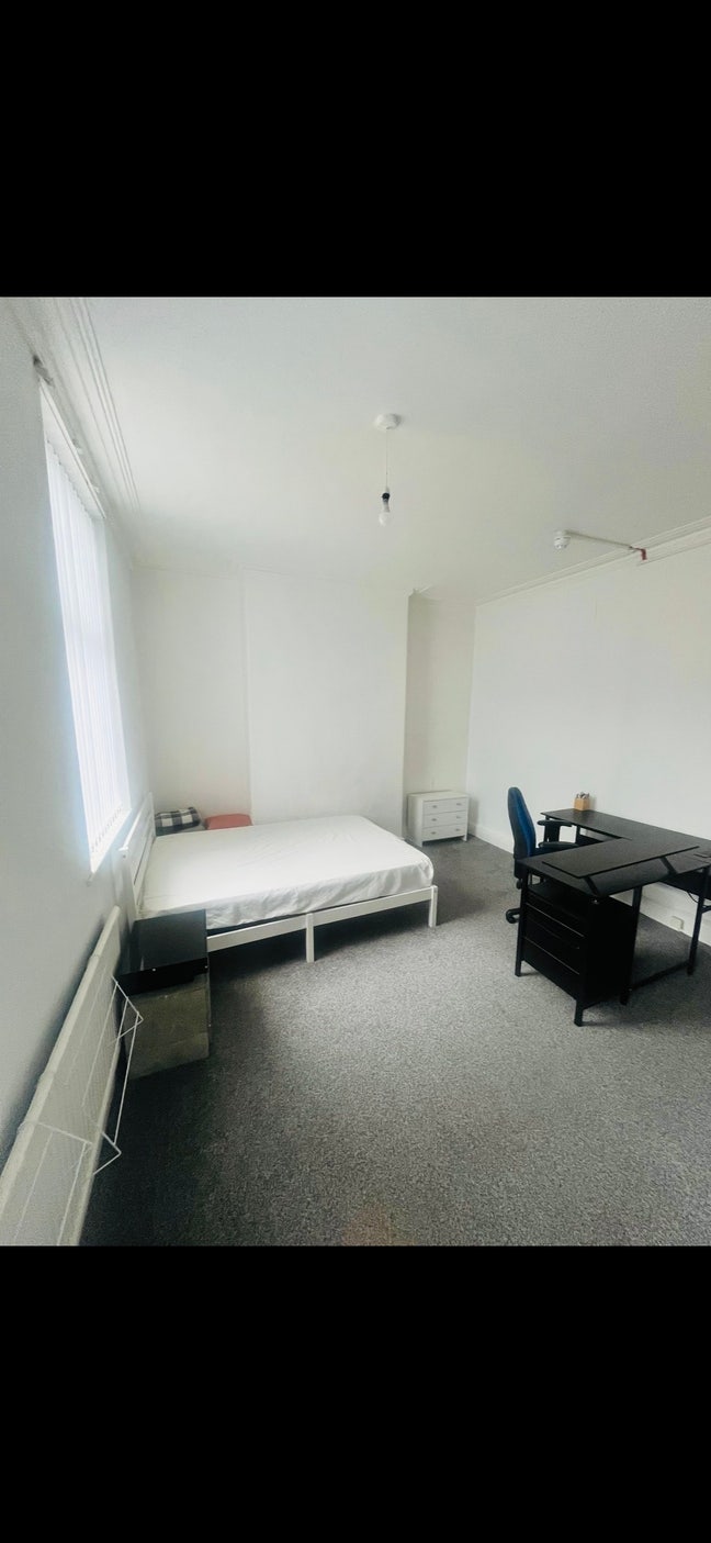 1 Huge Dbl Shared Bath M5 Salford Great Location  Main Photo