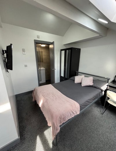 Charming en-suite room available. offer! 🔥  Main Photo