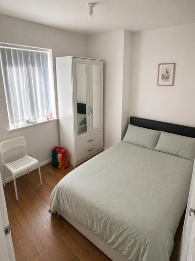 A neat double bed room Main Photo