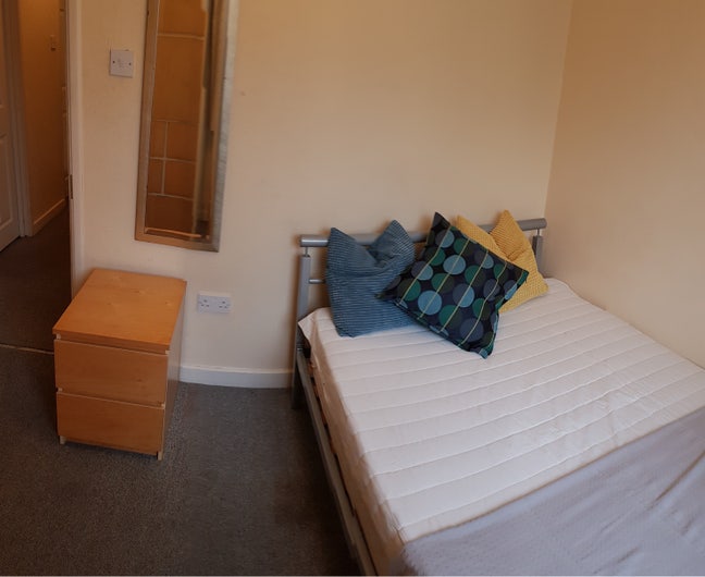 📍Driveway + Garden, 2min Town, 5min Redhill Stn Main Photo